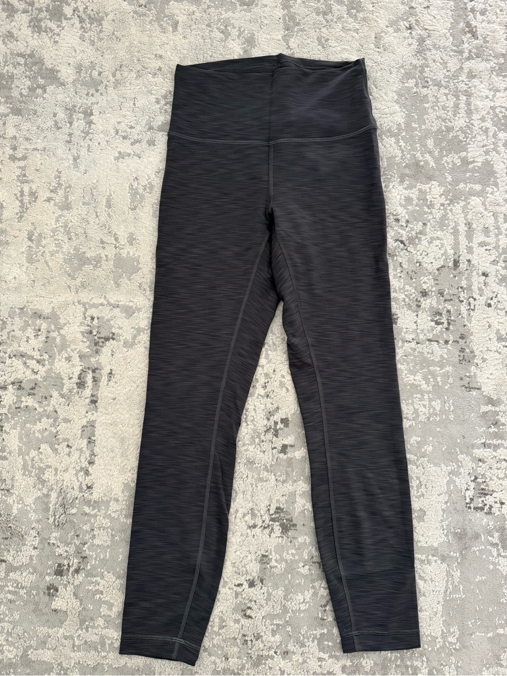 Like new lululemon Wunder train 25” tight size 6 in heathered graphite grey